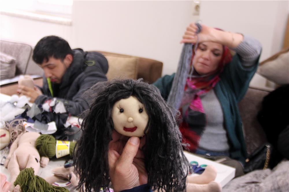 Engelleri aştılar peluş bebek üretiyorlar Engelleri aştılar peluş bebek üretiyorlar