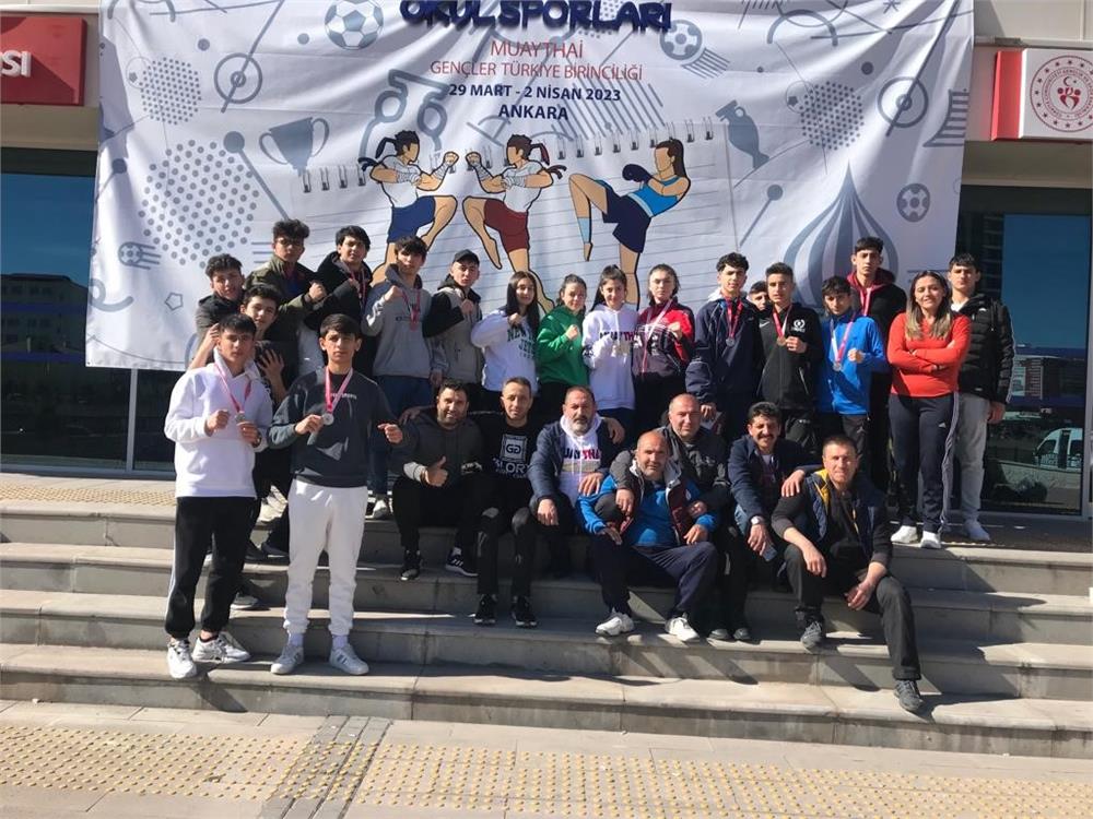 Muaythai Lise Takım Türkiye Şampiyonası’ndan 3 birincilik ile döndü Muaythai Lise Takım Türkiye Şampiyonası’ndan 3 birincilik ile döndü
