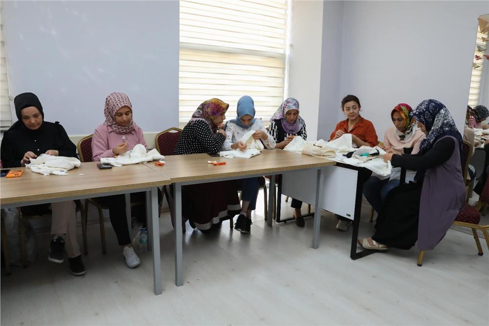 KAYMEK'in Hacılar'da El Sanatları Kursu Sürüyor KAYMEK'in Hacılar'da El Sanatları Kursu Sürüyor