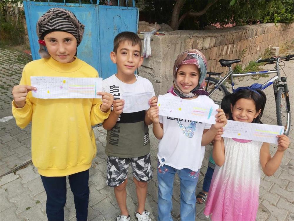 Tomarzalı Çocuklar, Sokak Hayvanlarının Yemek ve Suyu İçin El İlanı Hazırladı Tomarzalı Çocuklar, Sokak Hayvanlarının Yemek ve Suyu İçin El İlanı Hazırladı