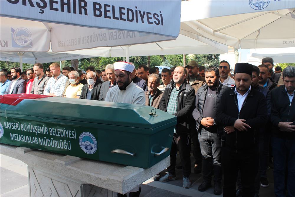 Mezarlıkta kalbinden bıçaklanmış halde ölü bulunan Fehmi toprağa verildi