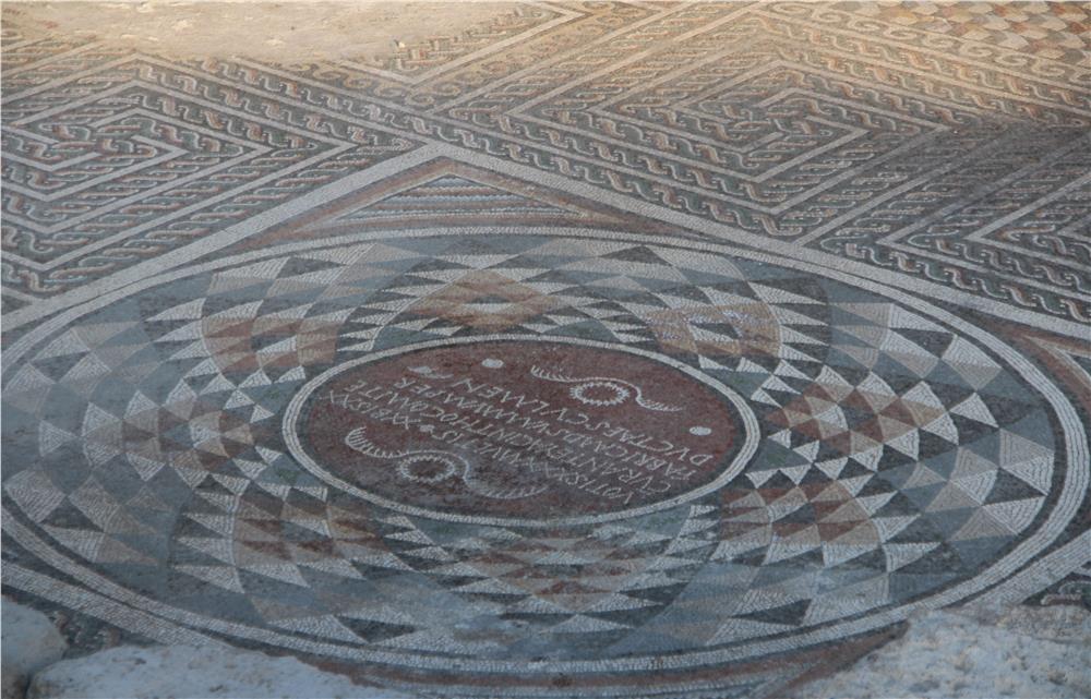 Bin 700 yıllık mozaiklerde üç boyutlu desenler
