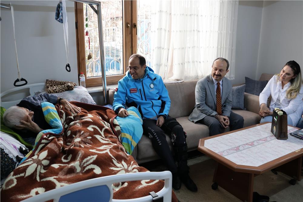 Erşan'dan evde sağlık hizmeti alan hastalara ziyaret