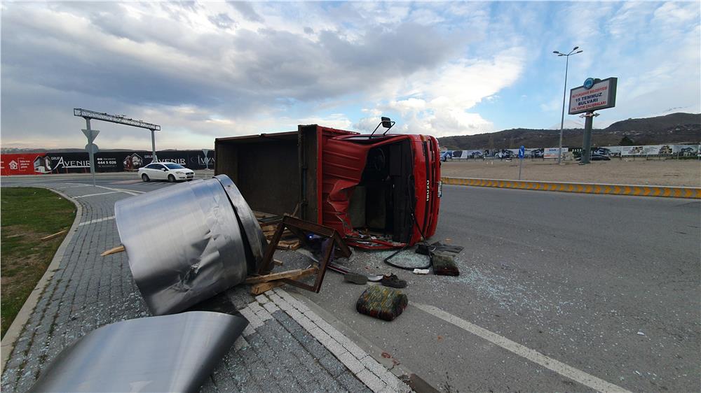 Kayseri’de ilginç kaza: Üzerindeki yük kamyoneti devirdi