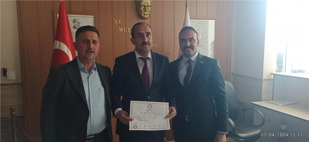 Başkan İlmek, mazbatasını aldı Başkan İlmek, mazbatasını aldı
