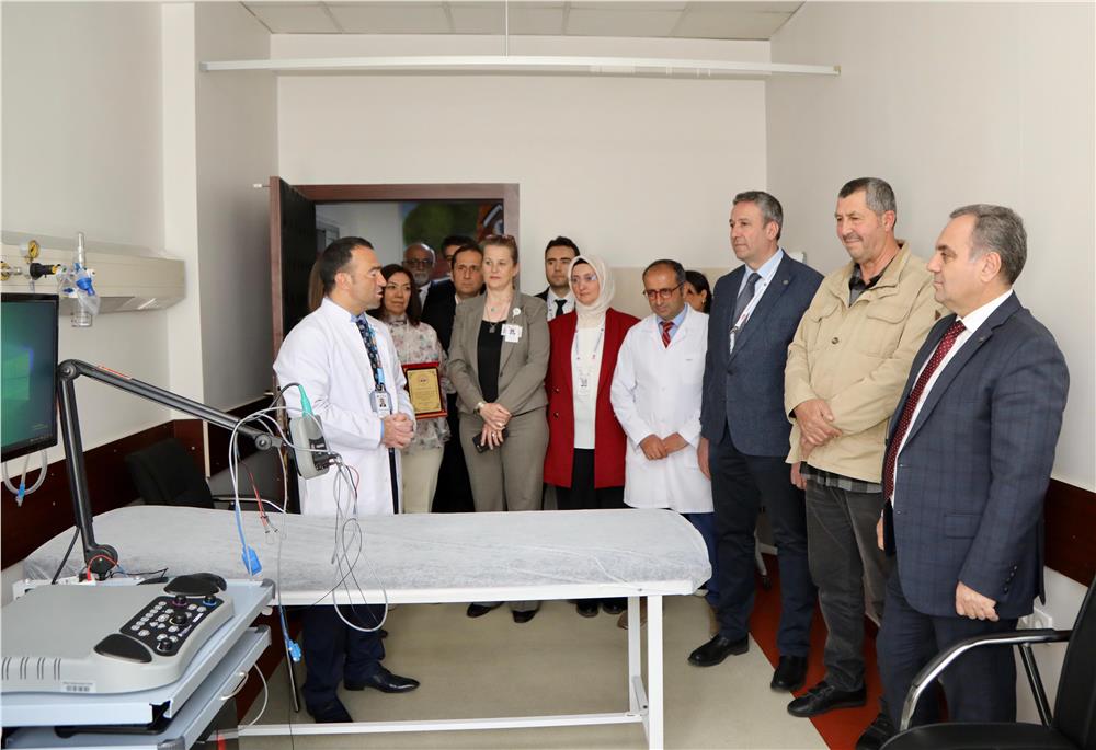 Hayırsever Vergi Ağıl, ERÜ Çocuk Nörolojisi Bilim Dalı’na EMG Cihazı Bağışladı Hayırsever Vergi Ağıl, ERÜ Çocuk Nörolojisi Bilim Dalı’na EMG Cihazı Bağışladı