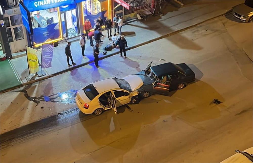 Kayseri’de 3 aracın karıştığı kaza güvenlik kamerasına yansıdı Kayseri’de 3 aracın karıştığı kaza güvenlik kamerasına yansıdı