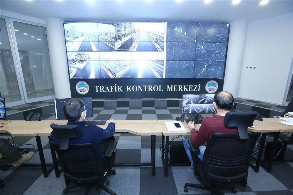 Trafik kontrol merkezinde; 320 kamera ile 135 kavşak canlı takip ediliyor