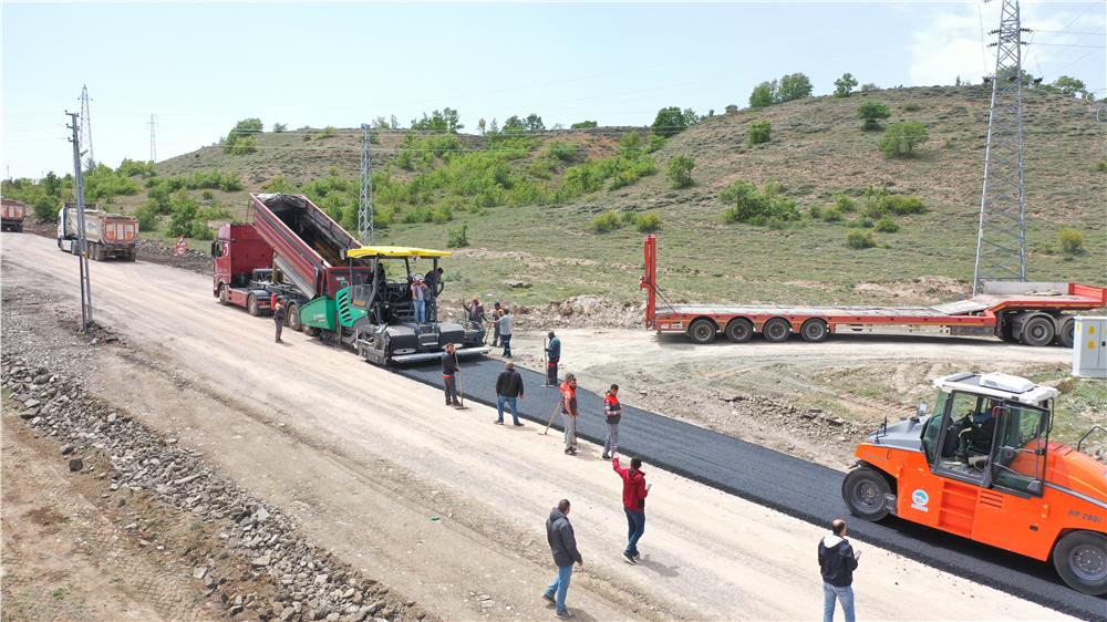 Yeni iş makineleri Pınarbaşı'nda yol çalışması yaptı Yeni iş makineleri Pınarbaşı'nda yol çalışması yaptı