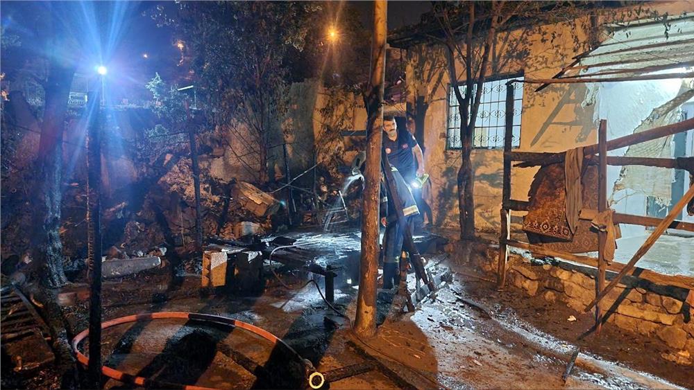 Bahçede bulunan odunlar tutuştu Bahçede bulunan odunlar tutuştu