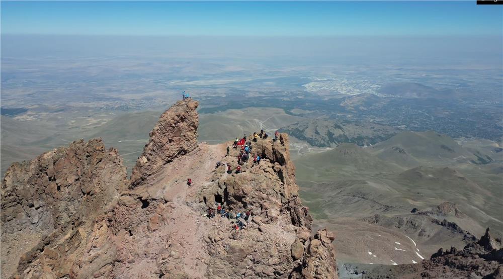 Erciyes'in zirvesi dağcılarımızı cezbediyor... Erciyes'in zirvesi dağcılarımızı cezbediyor...