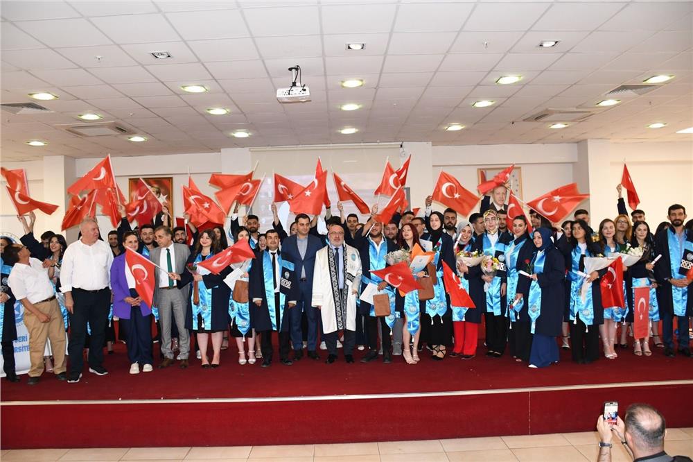 Tomarza Mustafa Akıncıoğlu Meslek Yüksekokulu’nda mezuniyet coşkusu Tomarza Mustafa Akıncıoğlu Meslek Yüksekokulu’nda mezuniyet coşkusu