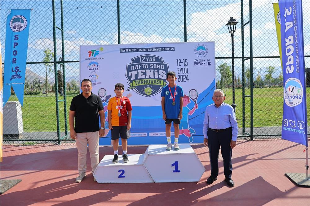 Başkan Büyükkılıç, Ulusal 12 Yaş Hafta Sonu Tenis Turnuvası’nda sporcularla buluştu Başkan Büyükkılıç, Ulusal 12 Yaş Hafta Sonu Tenis Turnuvası’nda sporcularla buluştu