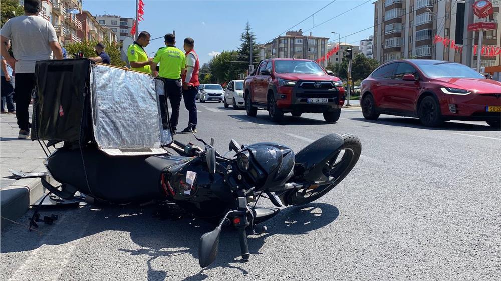 Kamyonetle motosiklet çarpıştı: 1 ağır yaralı Kamyonetle motosiklet çarpıştı: 1 ağır yaralı