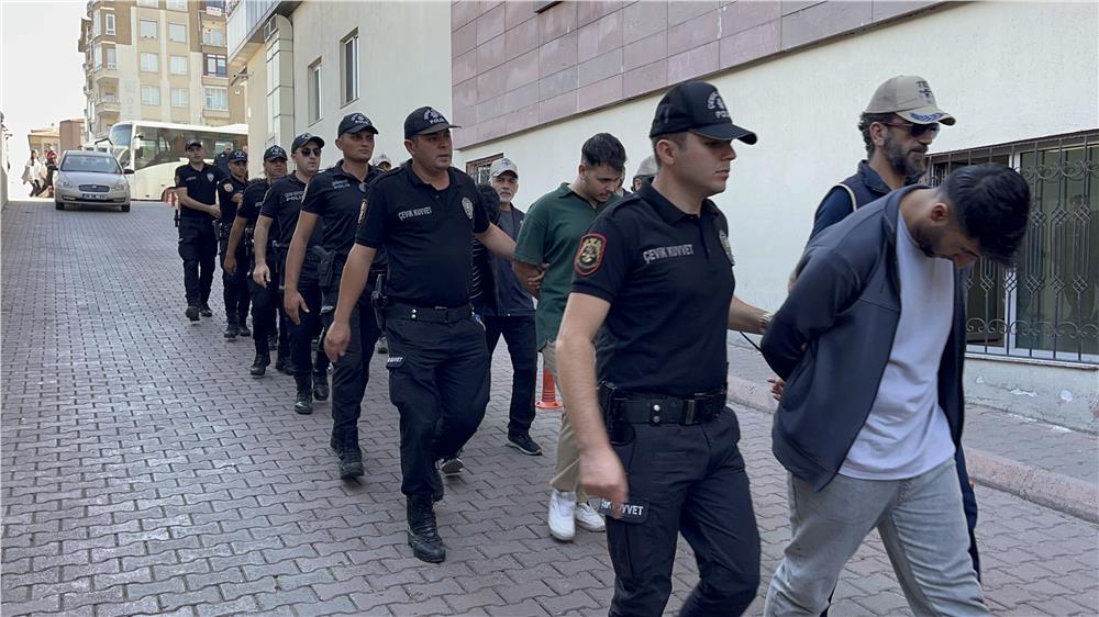 Kayseri merkezli 3 milyar liralık yasa dışı bahis operasyonunda 32 kişi adliyeye sevk edildi Kayseri merkezli 3 milyar liralık yasa dışı bahis operasyonunda 32 kişi adliyeye sevk edildi