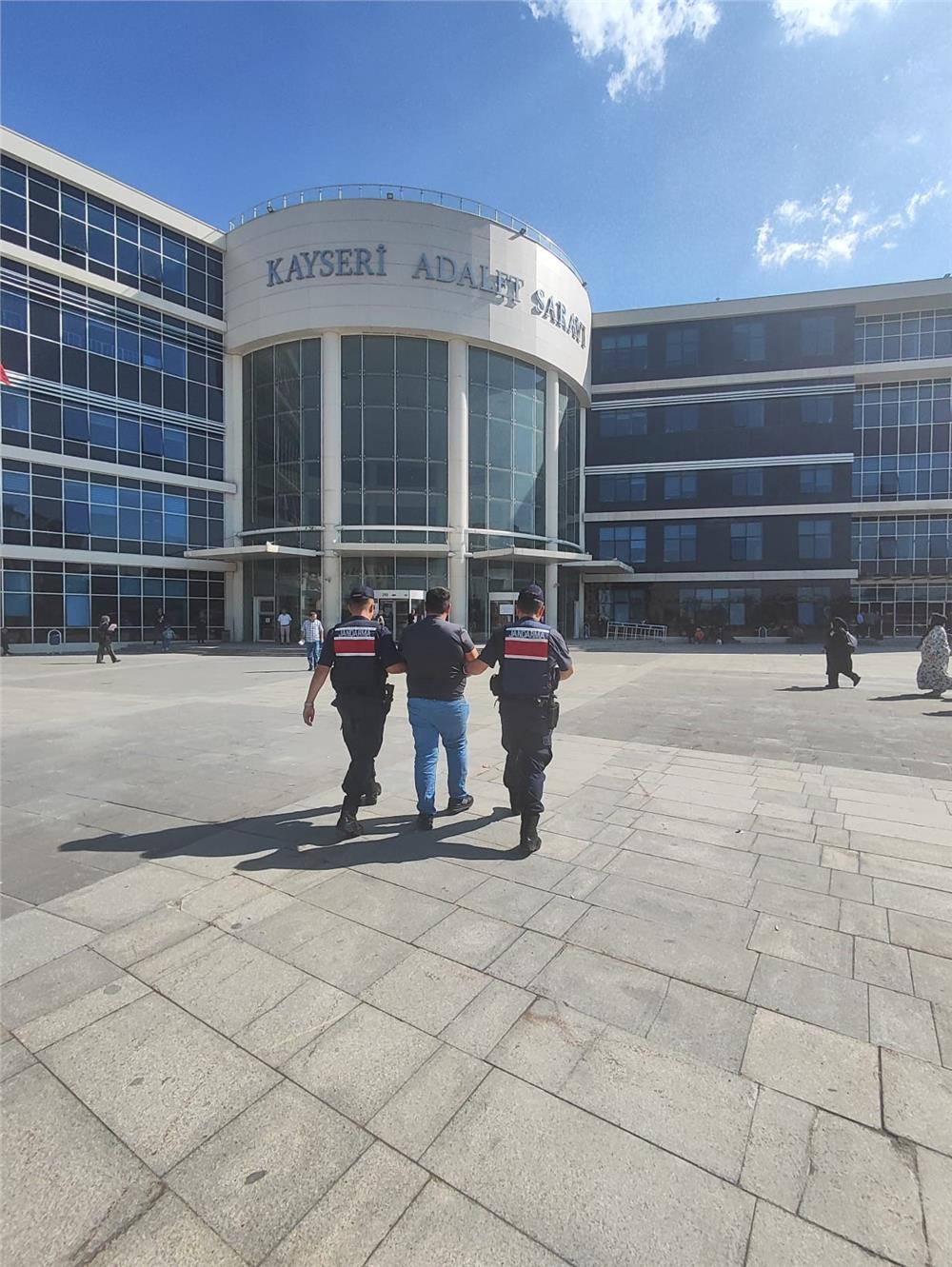 Hapis cezası bulunan 2 kişi yakalandı. Hapis cezası bulunan 2 kişi yakalandı.