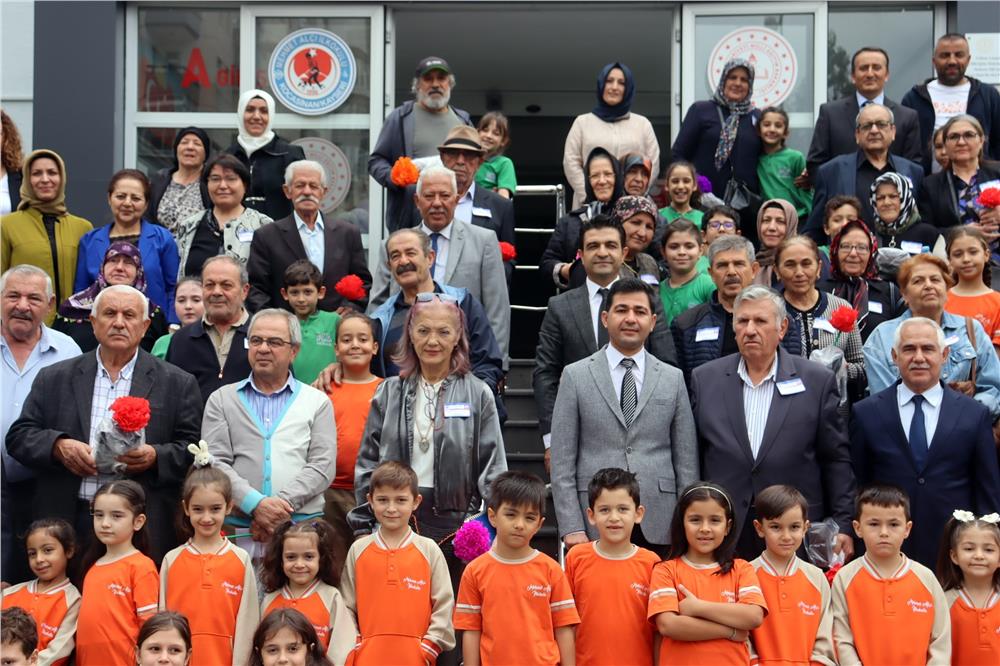 Öğrenciler, koca çınarları okullarında ağırladı Öğrenciler, koca çınarları okullarında ağırladı