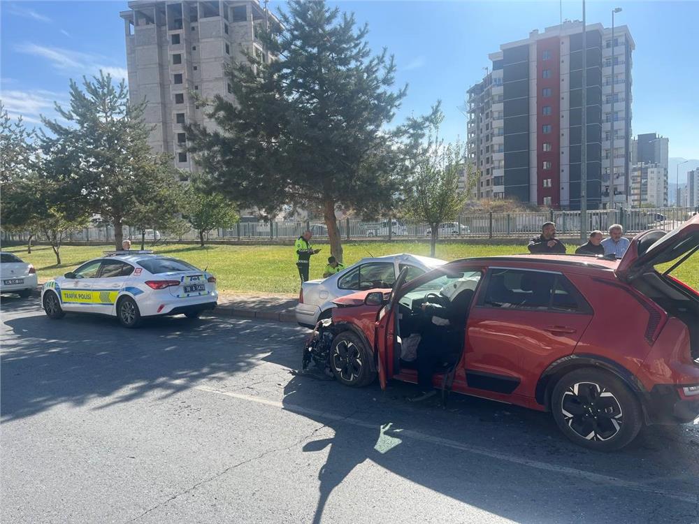 Otomobiller kavşakta çarpıştı: 3 yaralı Otomobiller kavşakta çarpıştı: 3 yaralı