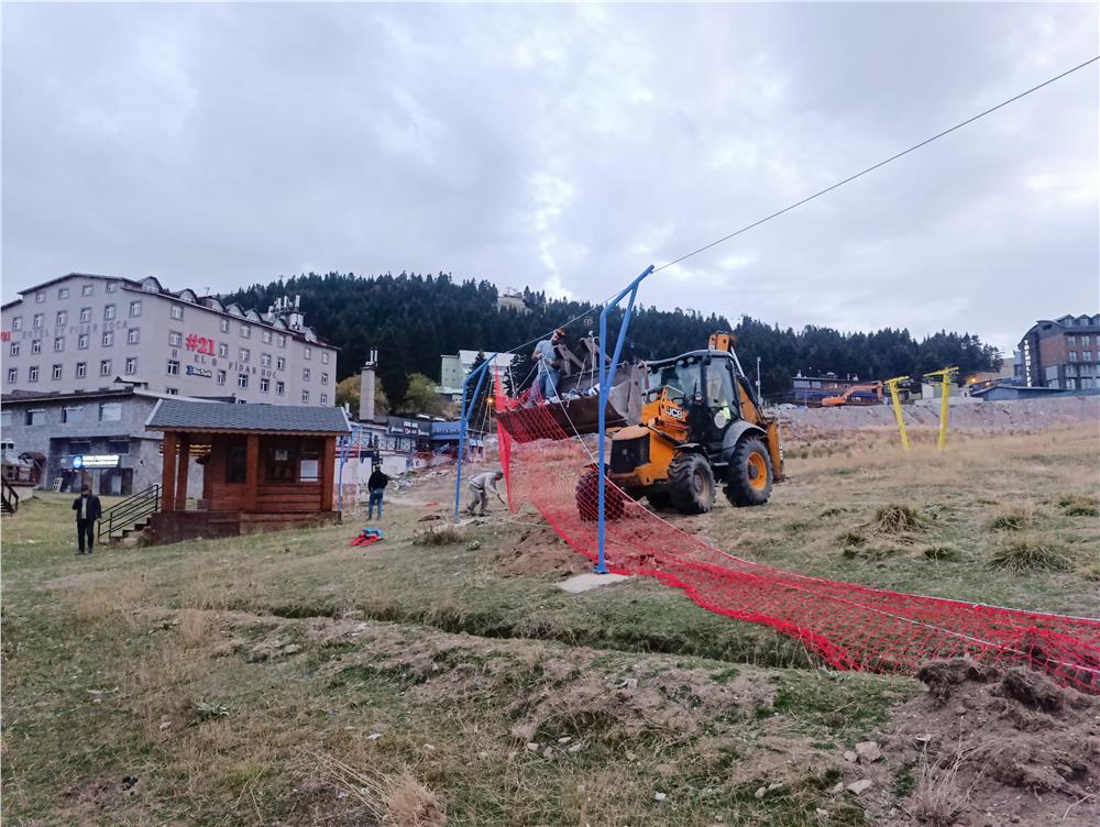 Uludağ Kayak Merkezi'nin pist güvenliğine Erciyes'ten destek Uludağ Kayak Merkezi'nin pist güvenliğine Erciyes'ten destek