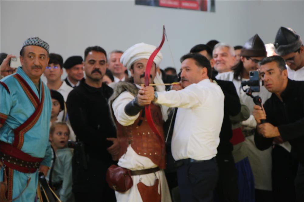 Vali Çiçek: “Türk gençliğinin milli şuuru devam ettiği sürece Türkiye asla yıkılmaz ve bölünmez” Vali Çiçek: “Türk gençliğinin milli şuuru devam ettiği sürece Türkiye asla yıkılmaz ve bölünmez”