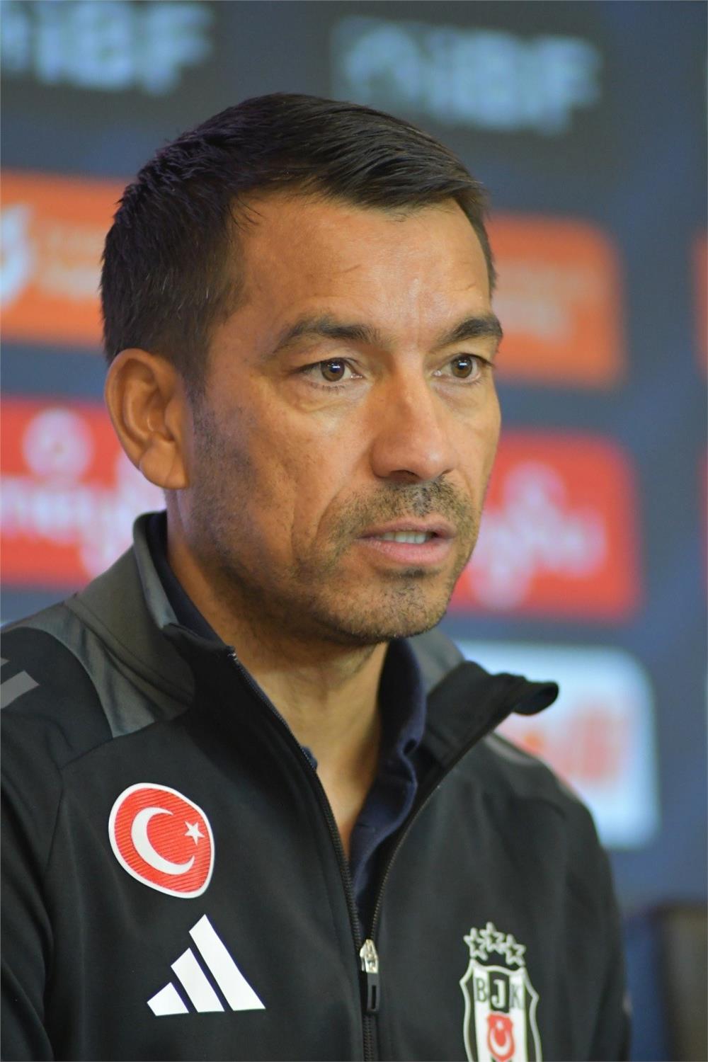 Van Bronckhorst: “Çok değişiklik yapmak zorunda kaldık” Van Bronckhorst: “Çok değişiklik yapmak zorunda kaldık”