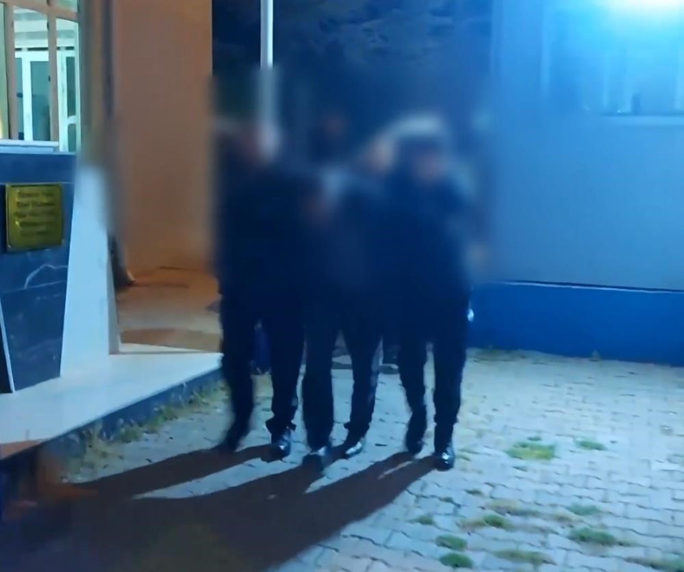 Yılkı atlarıyla fotoğraf çekilmek isteyen aileye zorbalık yapan 4 kişi serbest bırakıldı Yılkı atlarıyla fotoğraf çekilmek isteyen aileye zorbalık yapan 4 kişi serbest bırakıldı