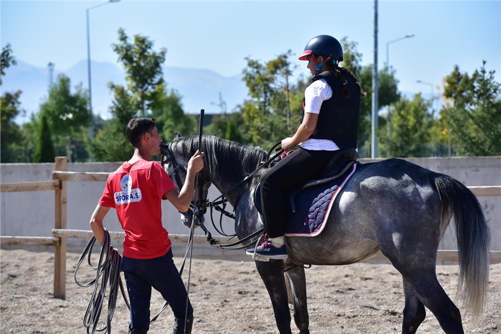 Büyükşehir'in binicilik eğitimleri özel derslerle devam ediyor Büyükşehir'in binicilik eğitimleri özel derslerle devam ediyor