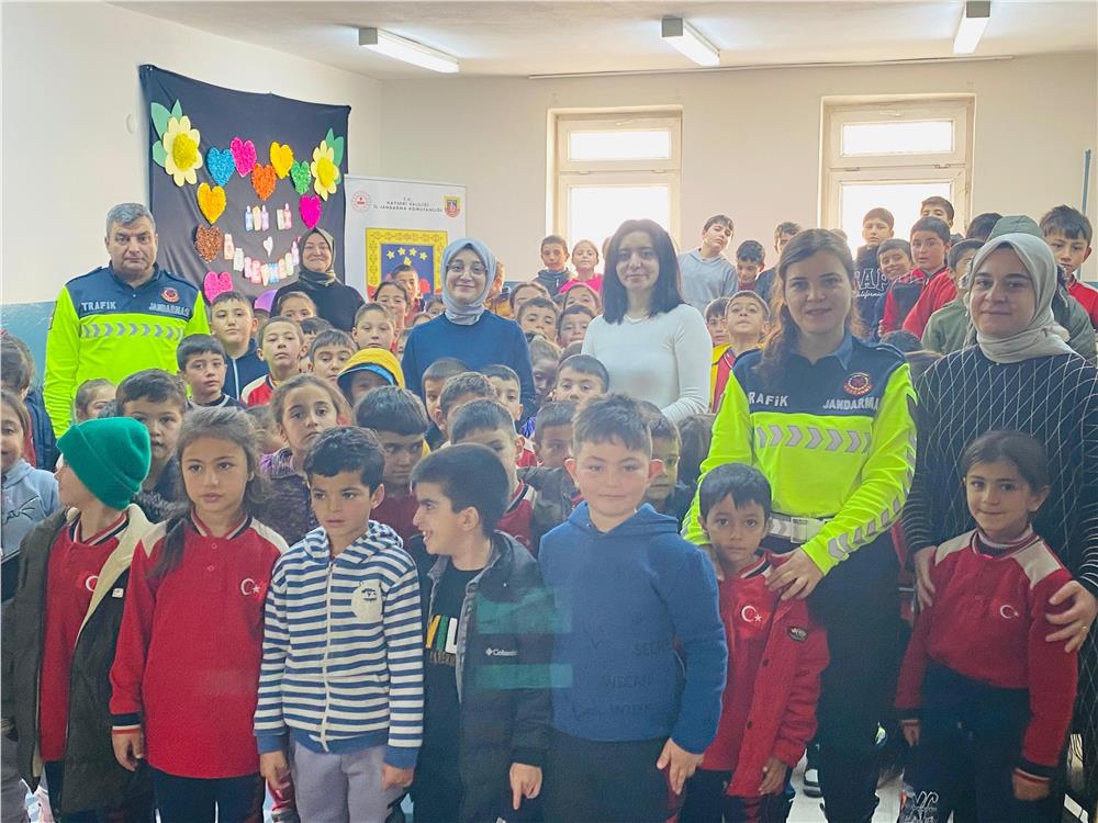 Jandarmadan öğrencilere trafik eğitimi Jandarmadan öğrencilere trafik eğitimi