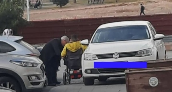 Kaldırıma park eden araçlara ceza kesildi