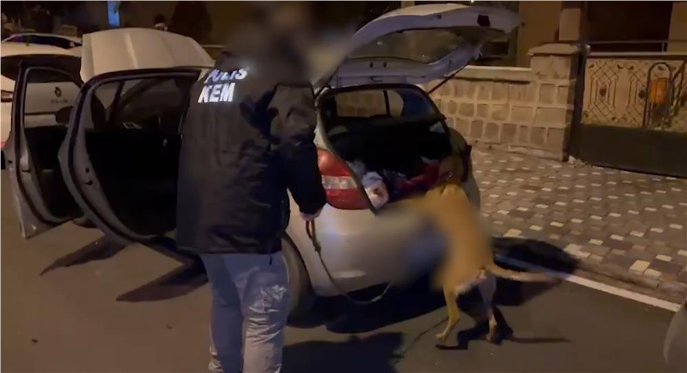 Otomobilin hava filtresinin altından uyuşturucu çıktı Otomobilin hava filtresinin altından uyuşturucu çıktı