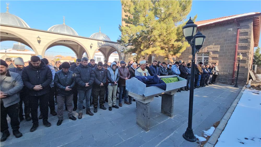 Yangında hayatını kaybeden işçi toprağa verildi Yangında hayatını kaybeden işçi toprağa verildi