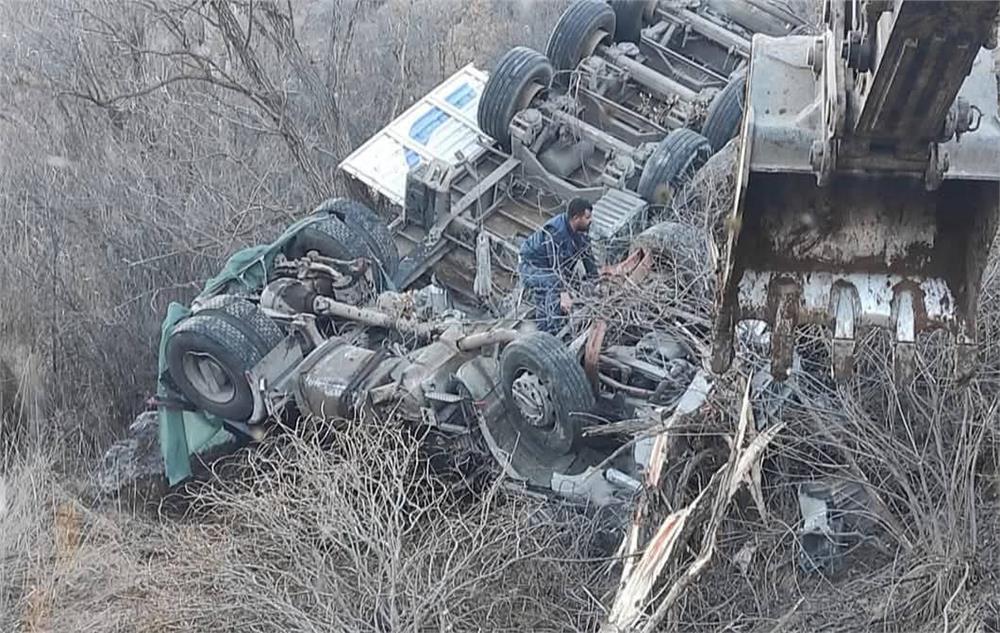 Kamyon şarampole yuvarlandı Kamyon şarampole yuvarlandı