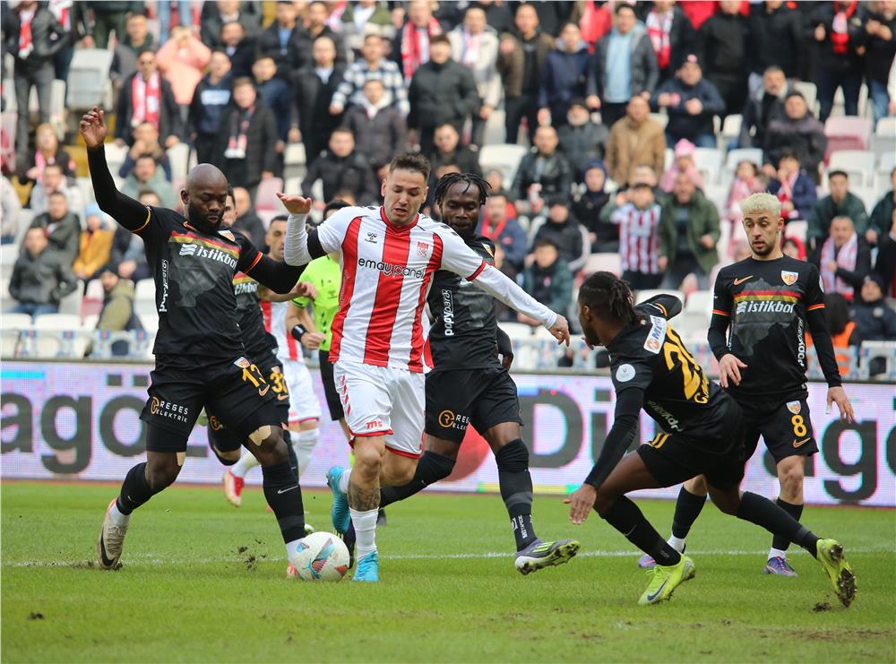 Kayserispor Sivasspor deplasmanında dağıldı: 5-2'lik ağır mağlubiyet Kayserispor Sivasspor deplasmanında dağıldı: 5-2'lik ağır mağlubiyet