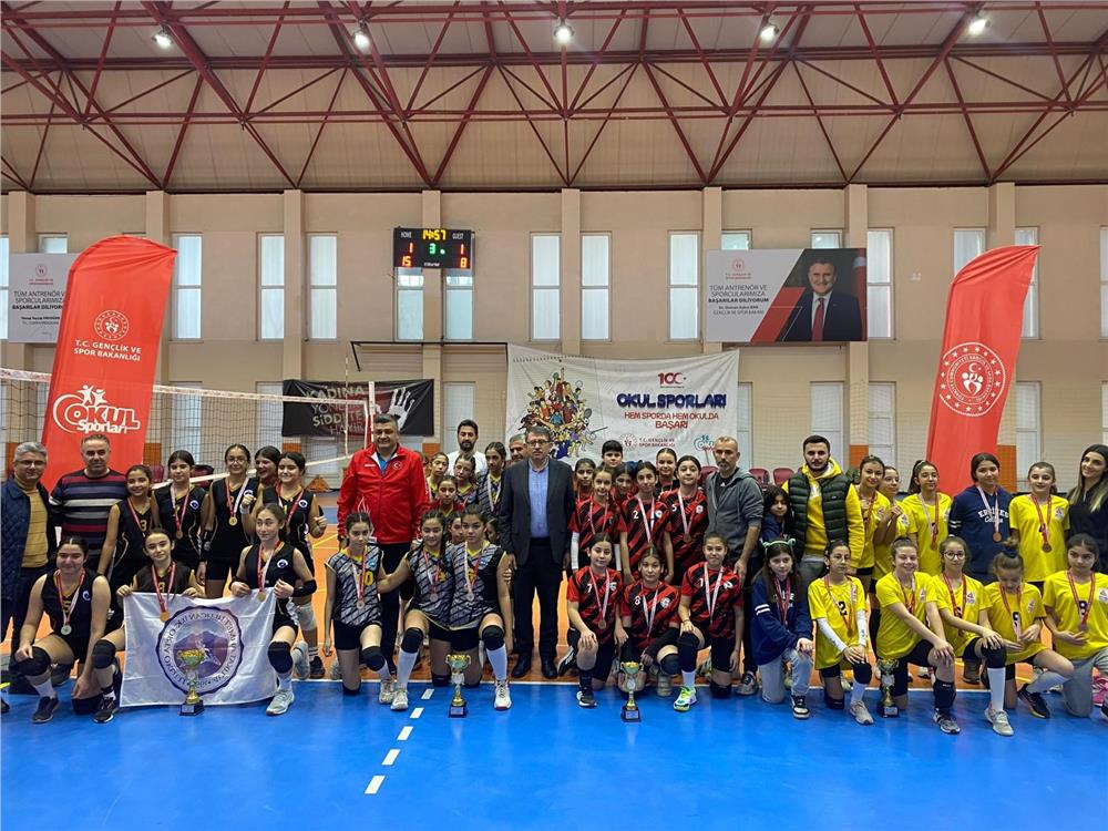 Okul sporları voleybol küçük erkek ve kız maçları sona erdi Okul sporları voleybol küçük erkek ve kız maçları sona erdi