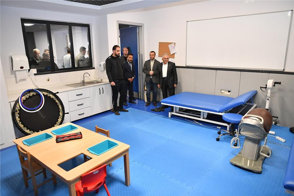 Başkan Büyükkılıç'tan Nörolog Canpolat ile Engelsiz Yaşam Merkezi'ne ziyaret Başkan Büyükkılıç'tan Nörolog Canpolat ile Engelsiz Yaşam Merkezi'ne ziyaret