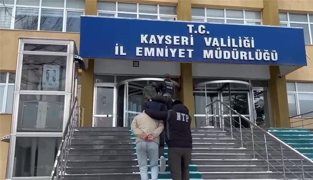 Sokak satıcılarına operasyon: 10 kişi tutuklandı Sokak satıcılarına operasyon: 10 kişi tutuklandı