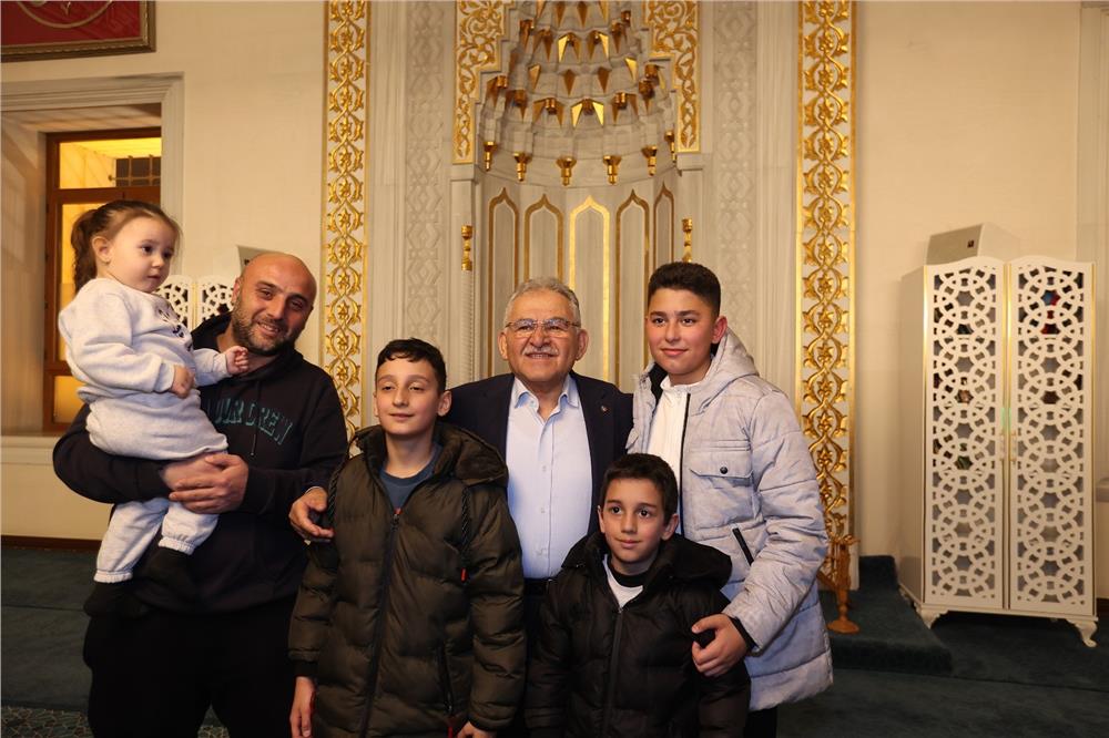 Başkan Büyükkılıç, Ramazan’ın ilk gününde hemşehrileri ile bütünleşti Başkan Büyükkılıç, Ramazan’ın ilk gününde hemşehrileri ile bütünleşti