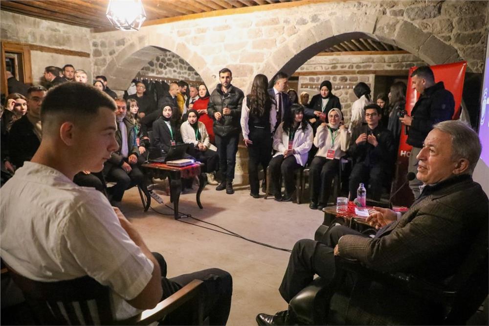 Hulusi Akar, Mektep Melikgazi'de tecrübelerini paylaştı Hulusi Akar, Mektep Melikgazi'de tecrübelerini paylaştı