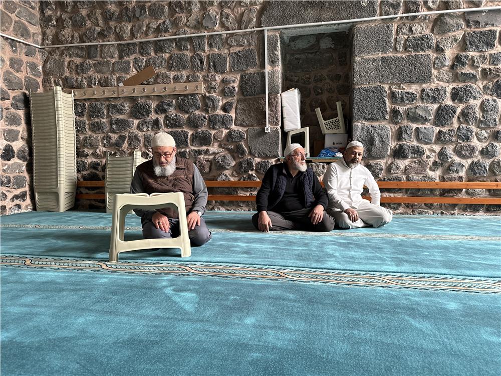 Kayseri'de vatandaşlar 8 asırlık camide itikafa girdi Kayseri'de vatandaşlar 8 asırlık camide itikafa girdi