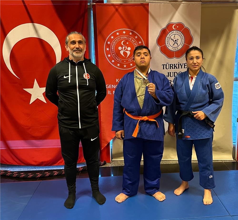 Down Sendromlu Samet şampiyon oldu