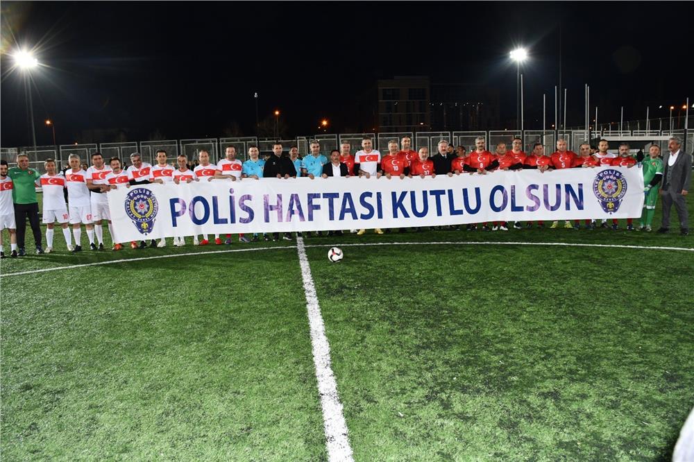 Polis haftası’nda dostluk maçı: 6 gollü mücadele beraberlikle bitti Polis haftası’nda dostluk maçı: 6 gollü mücadele beraberlikle bitti