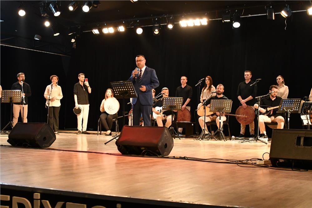 Başsavcı Korkmaz türkü söyledi, büyük alkış topladı Başsavcı Korkmaz türkü söyledi, büyük alkış topladı