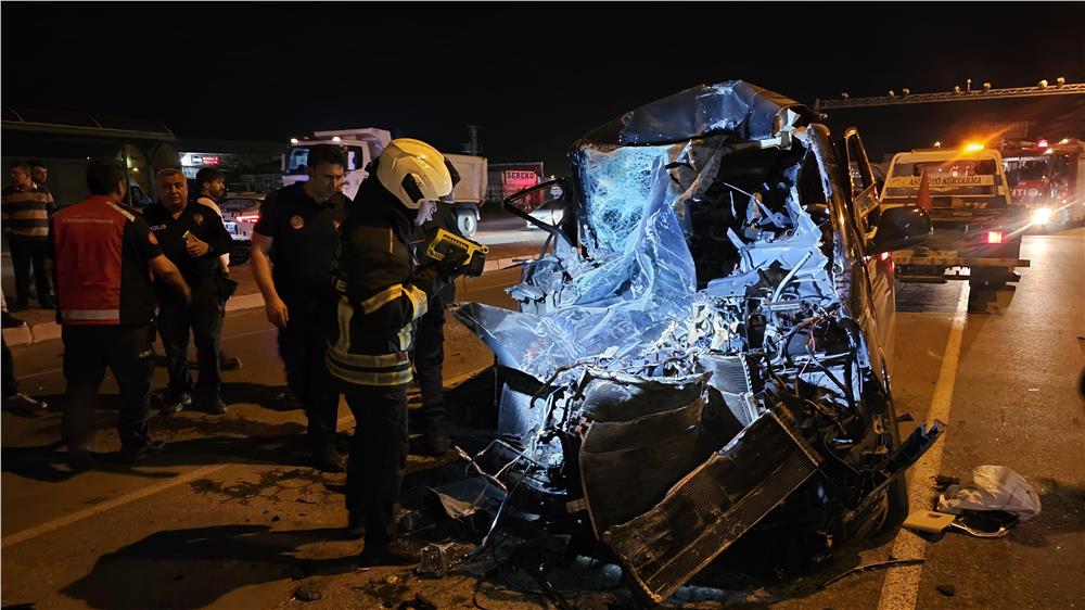 Ticari araç tıra arkadan çarptı: 1 ağır yaralı Ticari araç tıra arkadan çarptı: 1 ağır yaralı