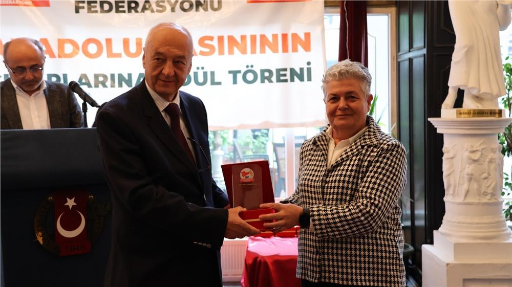 Anadolu Basının Çınarları Onur Ödülleri Sahiplerini Buldu Anadolu Basının Çınarları Onur Ödülleri Sahiplerini Buldu