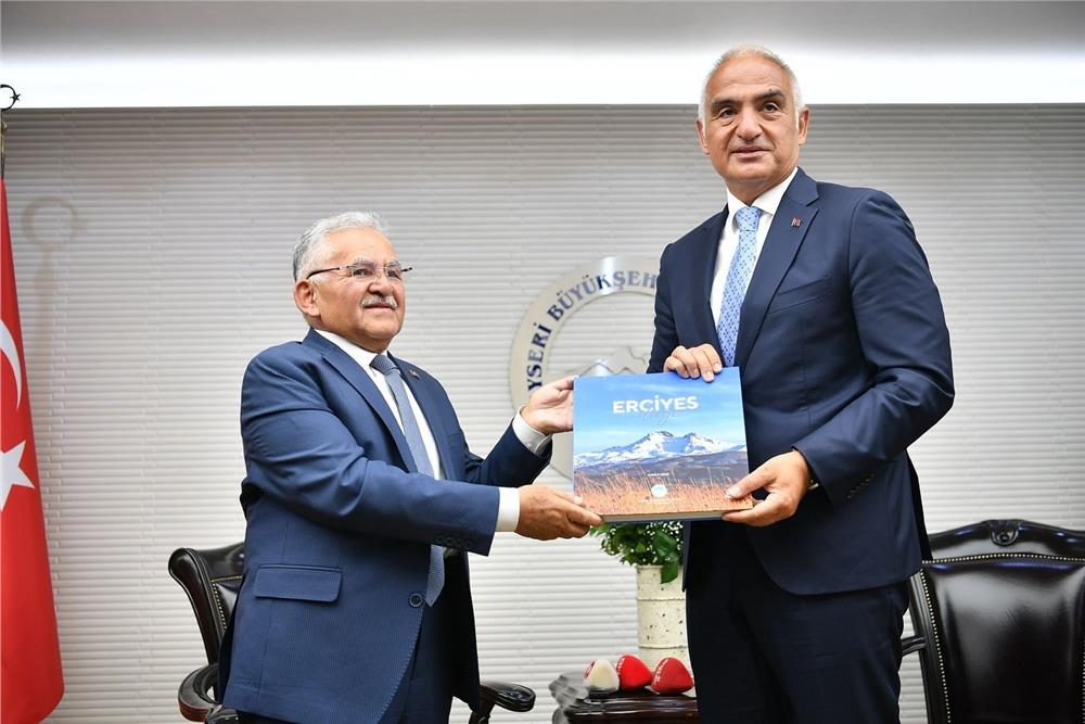 Bakan Ersoy'dan Başkan Büyükkılıç'a ve Kayseri'ye övgüler Bakan Ersoy'dan Başkan Büyükkılıç'a ve Kayseri'ye övgüler