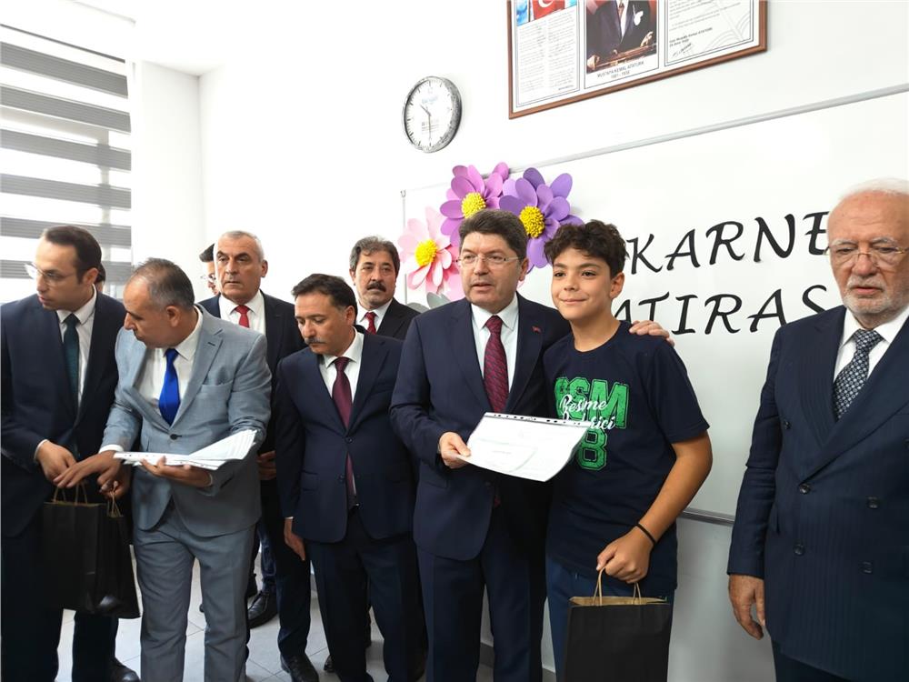 Bakan Tunç, çocukların karne heyecanına ortak oldu Bakan Tunç, çocukların karne heyecanına ortak oldu