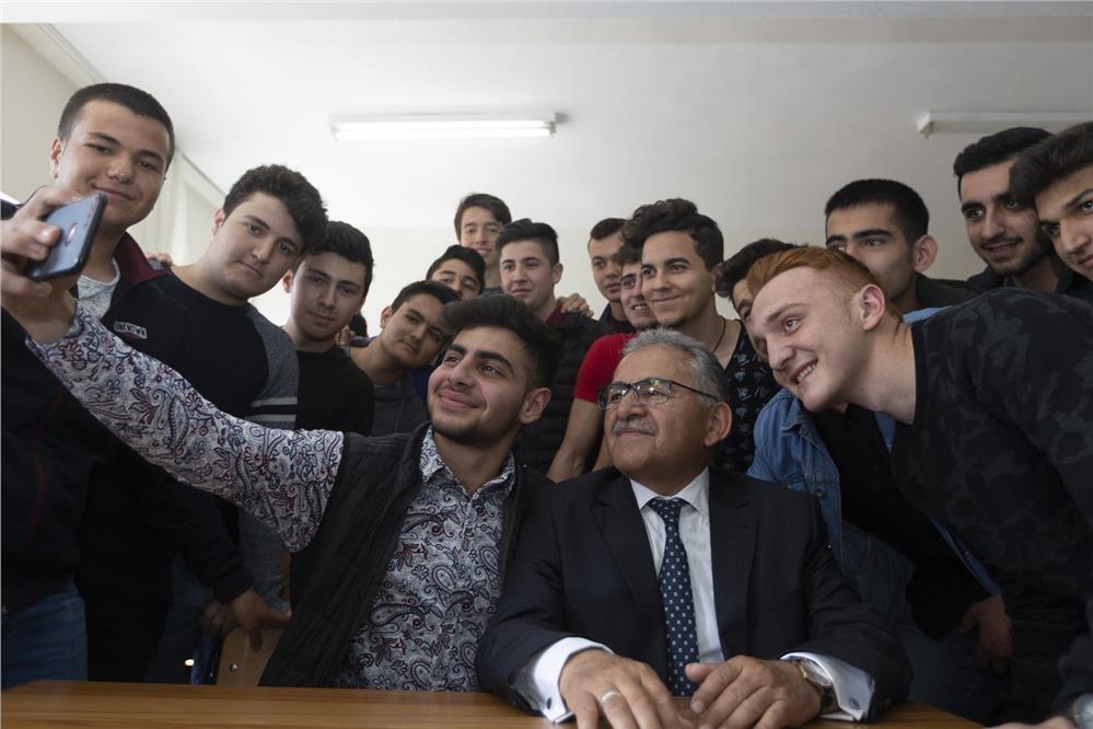 Başkan Büyükkılıç’tan LGS öncesi moral ve destek: 631 öğrenciye ücretsiz kurs Başkan Büyükkılıç’tan LGS öncesi moral ve destek: 631 öğrenciye ücretsiz kurs