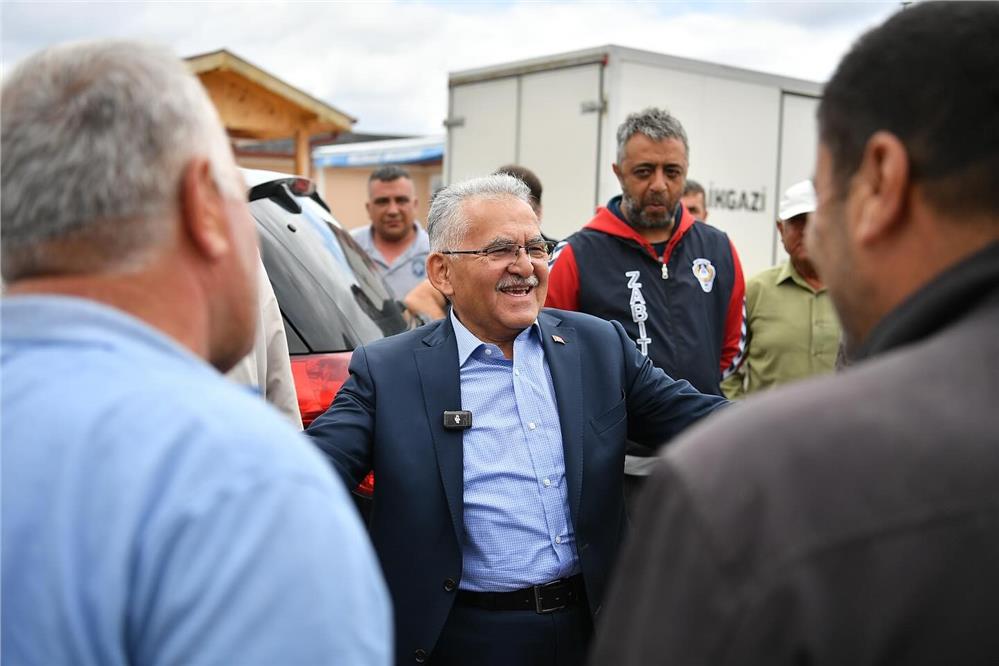 Başkan Büyükkılıç’tan Mimarsinan Kurban Pazarı’nda sıkı pazarlık ve samimi buluşma Başkan Büyükkılıç’tan Mimarsinan Kurban Pazarı’nda sıkı pazarlık ve samimi buluşma