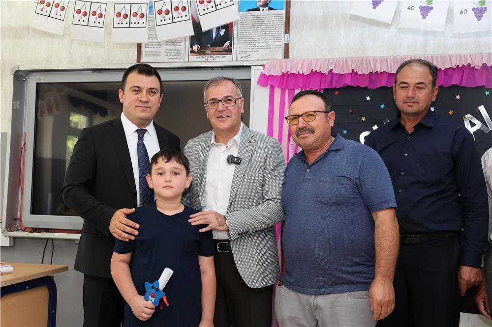 Başkan Özdoğan, öğrencilerin karne heyecanına ortak oldu Başkan Özdoğan, öğrencilerin karne heyecanına ortak oldu