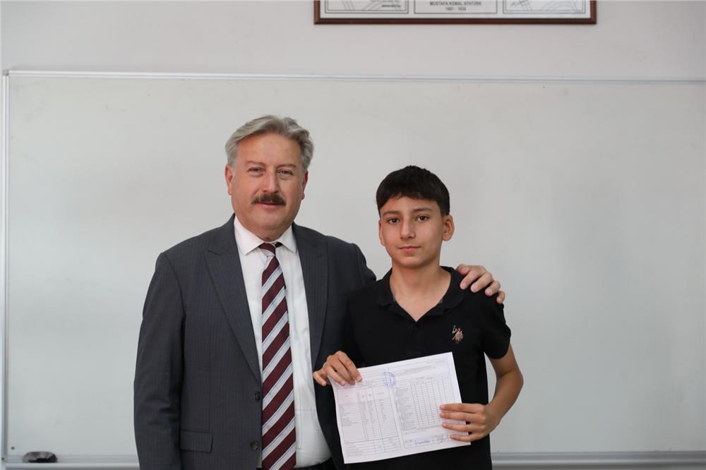 Başkan Palancıoğlu, karne alan öğrencilerin heyecanına ortak oldu Başkan Palancıoğlu, karne alan öğrencilerin heyecanına ortak oldu